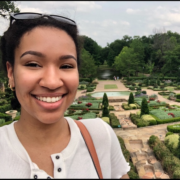 Meet your Posher, Julia - Picture 2 of 3